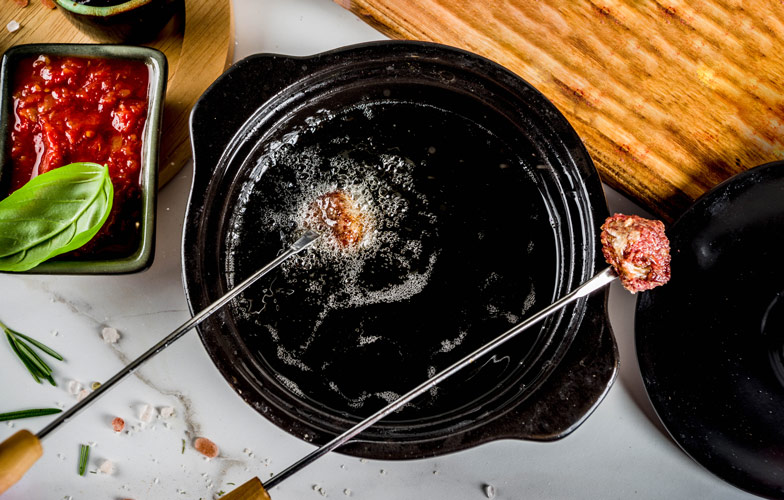 La fondue bourguignonne se prépare avec une huile de goût neutre et supportant une température élevée.<br>Photo: ricka kinamoto - stock.adobe.com