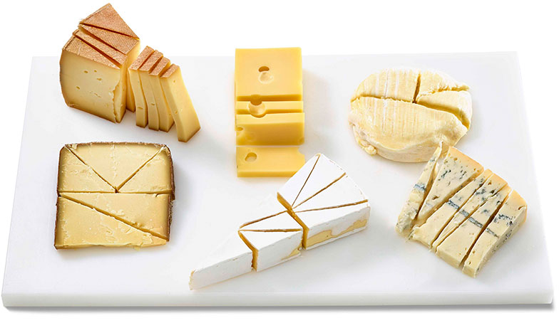 Käse in gerechte Stücke schneiden