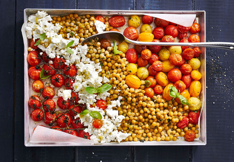 Tomates au miel et pois chiches: un exemple parmi les nombreuses recettes végétarienne du livre «Plats du jour, plats au four».