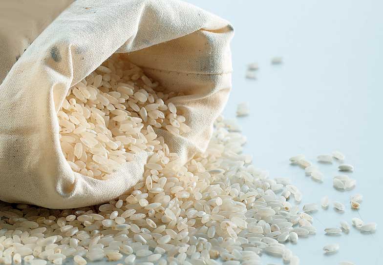 Für die Paella wird saugfähiger Reis bevorzugt, denn er soll die Aromen der anderen Zutaten aufnehmen.