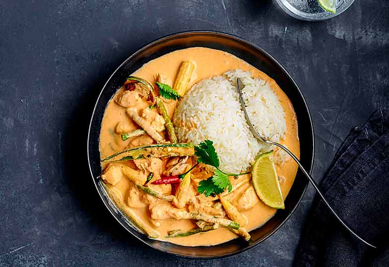 Prêt en un clin d’œil et délicieux: le <b>curry rouge thaï</b> au poulet et aux légumes.