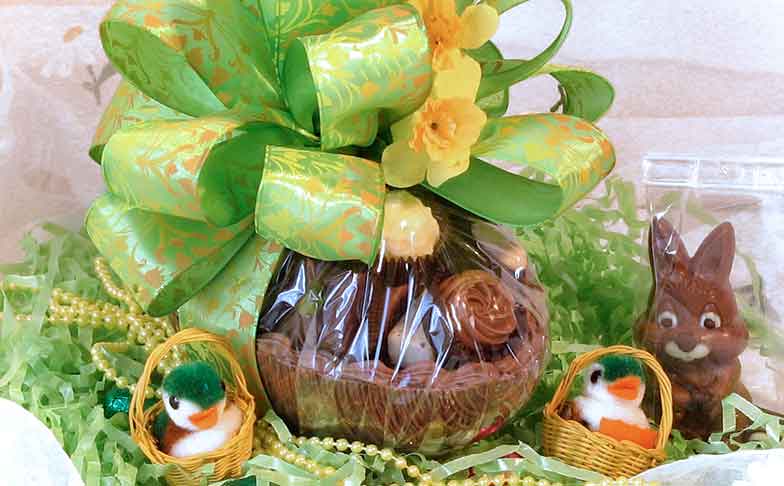Un œuf rempli de pralinés et décoré avec fantaisie pour les moments de pure nostalgie à Pâques.