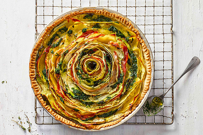 Les rubans de légumes disposés en spirales donnent à cette <b>tarte aux légumes et au lard</b> un look déco.