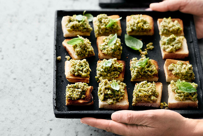 «Bring a plate», par exemple un plat de toasts aux olives.