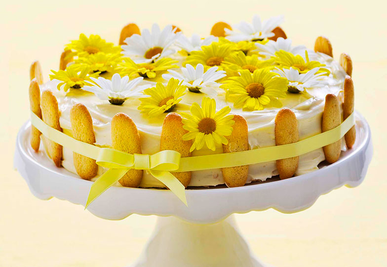 Une autre version des fleurs: marguerites sur un gâteau d’anniversaire.