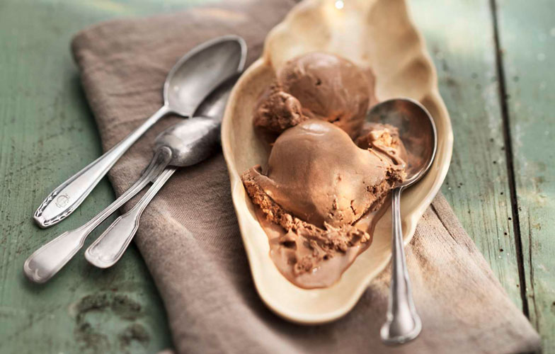 À côté de créations fantaisie, le gelato al cioccolato fait figure de classique parmi les glaces italiennes.