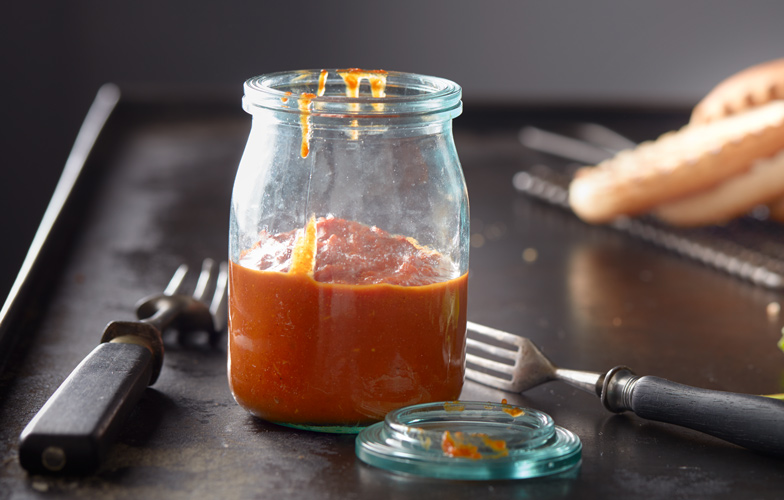 Auf die Currywurst kommt kein Ketchup, sondern eine eigens dafür kreierte Sauce.