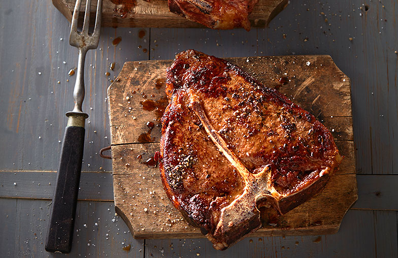 Ce T-Bone steak sera certainement servi bien chaud sur l’assiette.