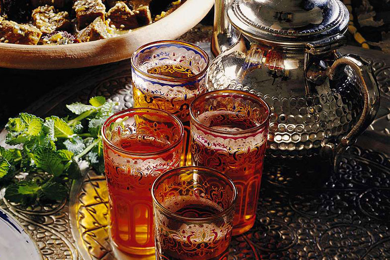 Le thé à la menthe marocain est un mélange de menthe et de thé vert.
