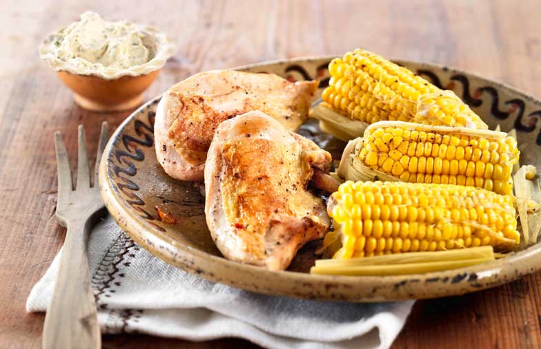 Les morceaux de poulet peuvent être apprêtés de diverses façons: poularde et maïs au beurre de romarin.