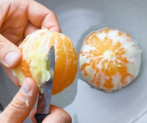 Orangenhäutchen schälen