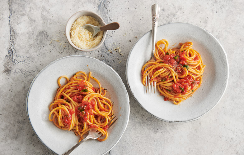 Zu Spaghetti passt Tomatensauce geradezu perfekt. Aber auch Pesto in allen Variationen ist eine gute Wahl.