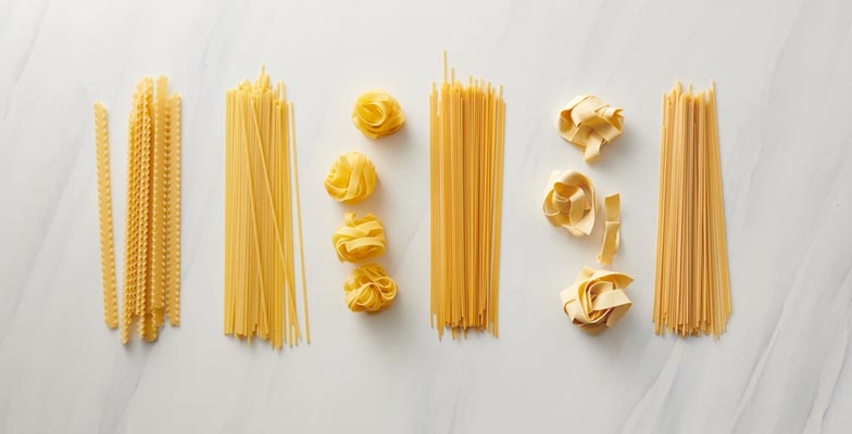 Zu Spaghetti passen Tomatensauce oder auch die verschiedenen Pesto, je dicker die Sauce ist, desto dicker und kürzer sollte auch die Pasta sein.