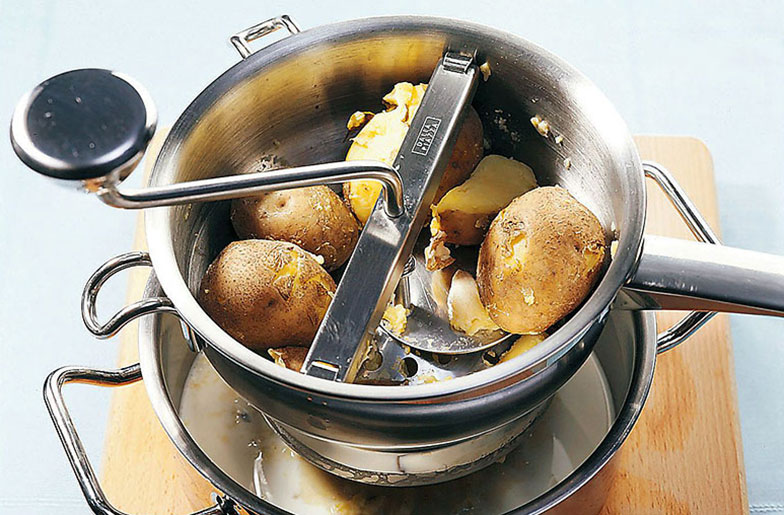 Kartoffeln gut abtropfen, durchs Passevite direkt in die Pfanne treiben.