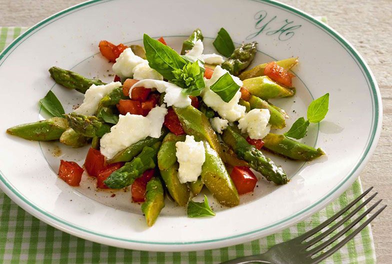 Le basilic est bien meilleur tout frais, par exemple dans cette salade d’asperges avec de la mozzarella di bufala.