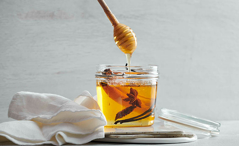 Der berühmte Tee mit Honig kann Husten und Halsweh lindern.