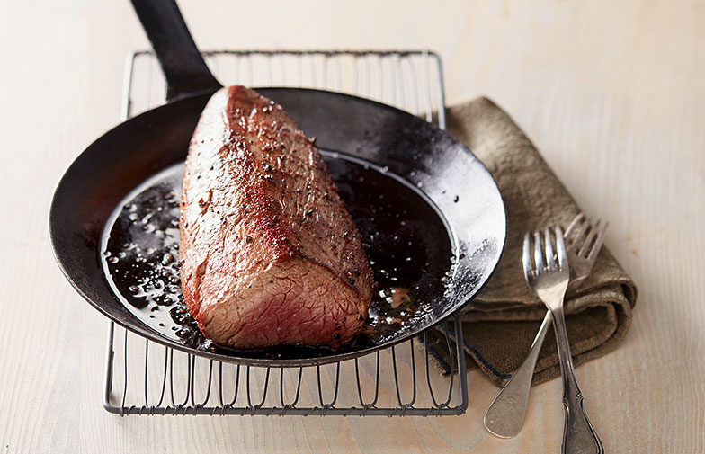Nouvelle approche: on inverse! Le morceau de viande est glissé cru au four et seulement après sa cuisson à basse température, saisi à feu vif.