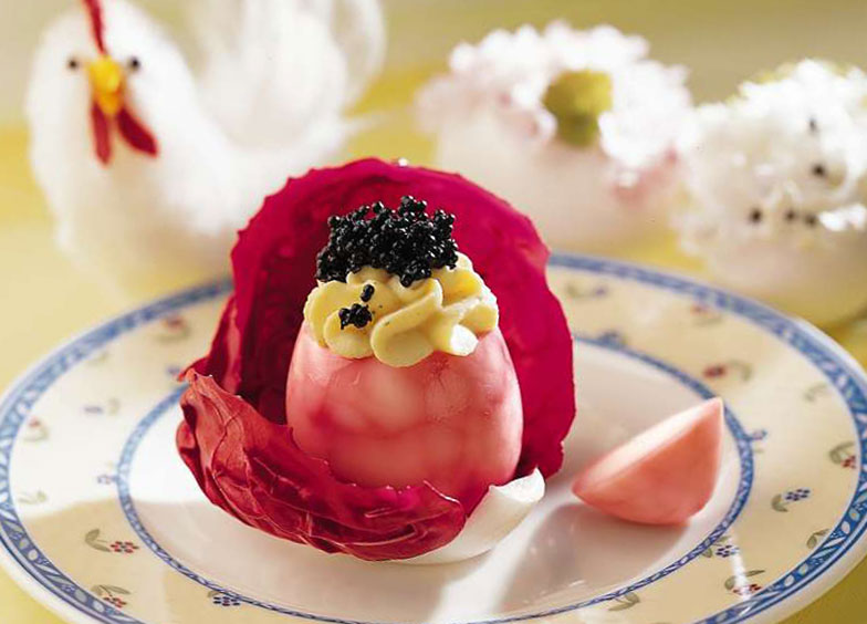 La variante de luxe des œufs farcis: Œufs de caille farcis et caviar.