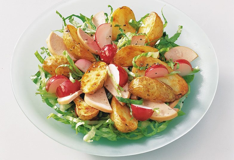 Agrémentée de pommes de terre, la salade de cervelas satisfait les plus gros appétits.