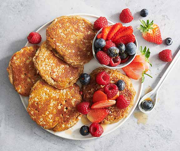 Vegane Haferflocken-Pancakes mit Beeren