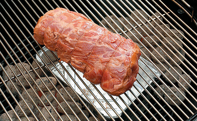 Das Fleisch wird über der Auffangschale platziert und so indirekt grilliert.