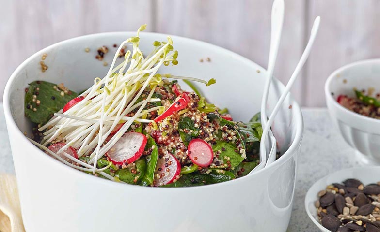 Le quinoa s’invite volontiers dans les salades et les bowls.