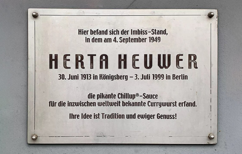 Dieses nostalgische Schild an einer Hausecke in Berlin-Charlottenburg weist auf den Standort von Herta Heuwers legendärem Imbissstand hin.<br> Bild: Richard Mischau, Britta Mischau, CC0, via Wikimedia Commons