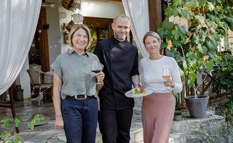 Mutter und Tochter der Familie Frank sowie Florian Schnurrer kümmern sich im Hotel Soelo um die Gäste. | ©Netzwerk Kulinarik/Martina Siebenhandl