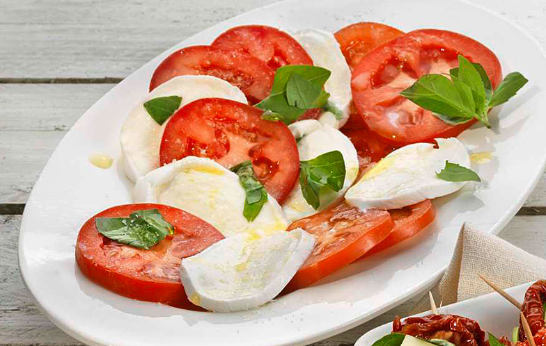 Italien auf dem Teller: Tomatensalat mit Mozzarella und Basilikum.