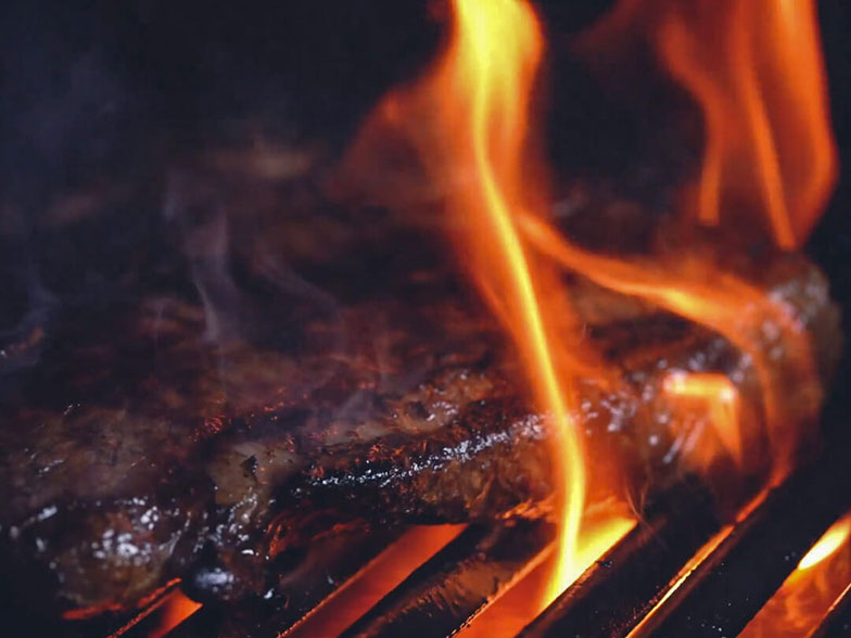 Grâce au brûleur céramique infrarouge les steaks sont croustillants à l’extérieur et délicieusement tendres et juteux à cœur.