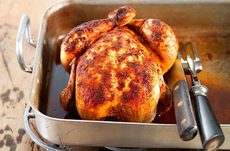 La peau la plus croustillante est obtenue en arrosant le poulet avec de l’eau salée.