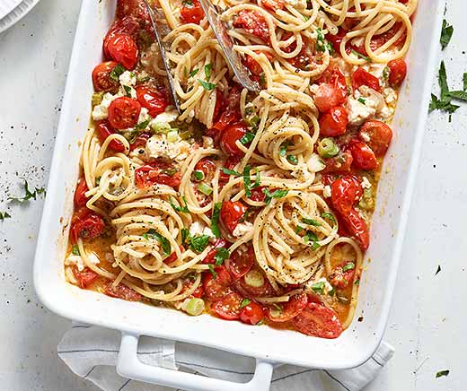 Spaghettis à la feta gratinée et aux tomates