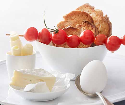 Œuf coque avec fromage et tomates