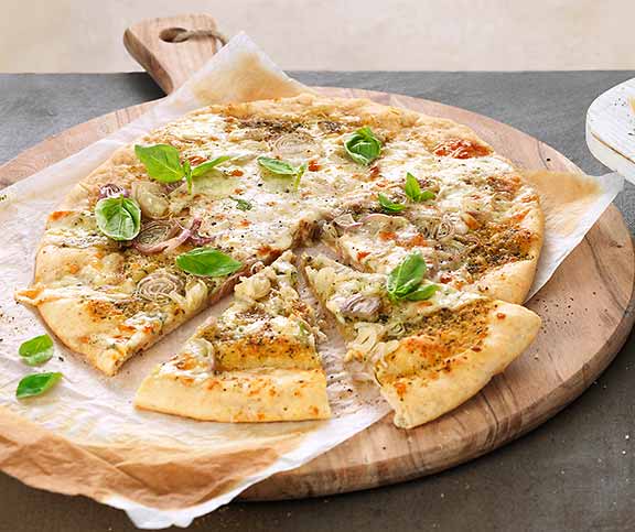 Taleggio-Pizza mit Pesto