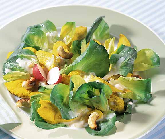 Curry-Pouletbrüstli auf Salat