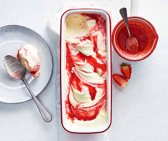 Vanilleglace mit Erdbeer-Twist