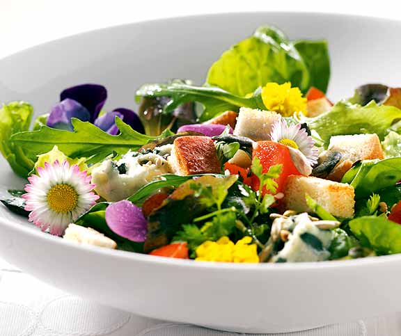 Salade-feuilles au fromage et aux fleurs