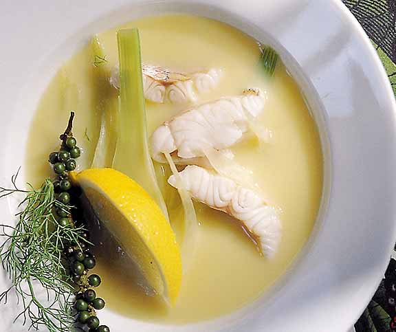 Zitronensuppe mit Fisch und Fenchel