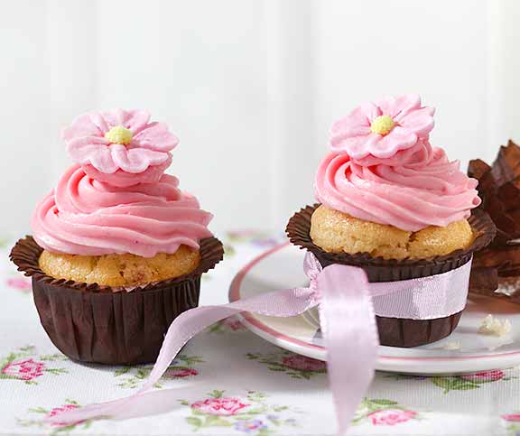 Himbeer-Cupcakes mit weisser Schokolade