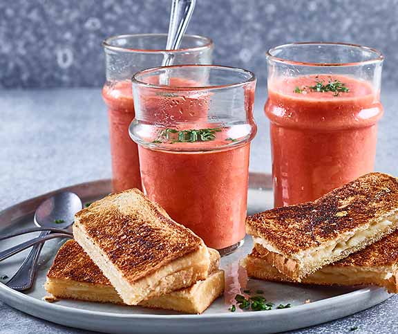 Gaspacho et toasts au fromage