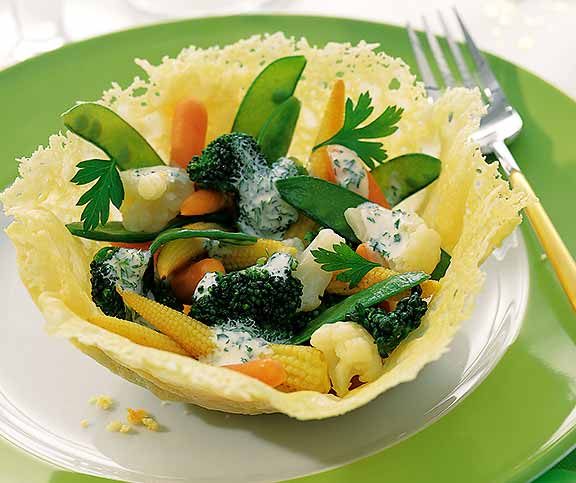 Gemüse-Bouquet im Parmesan-Körbchen